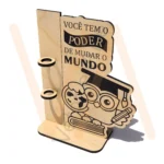 Porta-canetas com coruja formada, capelo e frase Você tem o poder de mudar o mundo