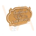 Placa decorativa Cantinho do Churrasco, com moldura em camadas, letras e espeto de carne em relevo e dois furos para pendurar