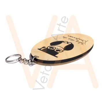 Chaveiro oval com coruja de capelo e óculos gravada e a mensagem Feliz dia do Professor em letra cursiva - Imagem 2