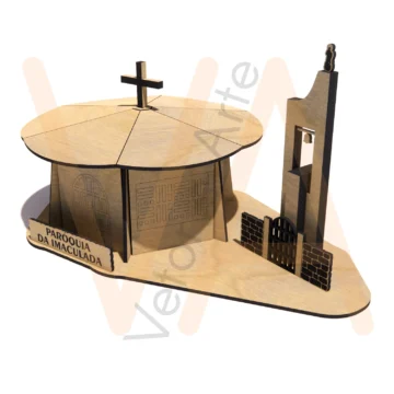 Miniatura de igreja com telhado em gomos e cruz, torre sineira, portão de grade, muros de pedra e placa Paróquia da Imaculada